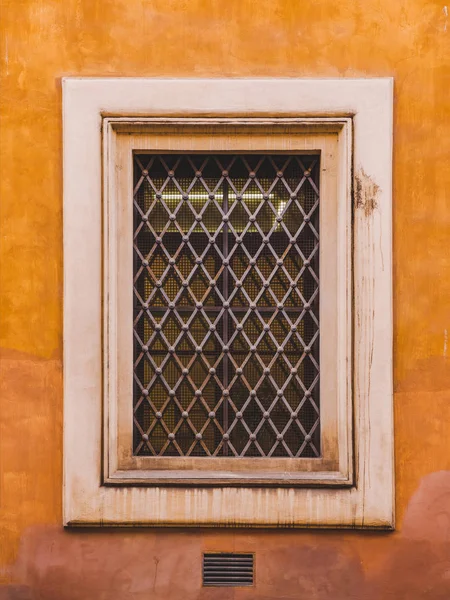 Fenêtre avec grille — Photo de stock
