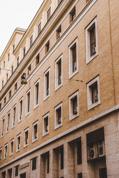 Vue du bas du bâtiment gris à Rome, Italie — Photo de stock