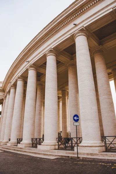 Vista inferior de las columnas y entrada a la ciudad del Vaticano, Italia - foto de stock