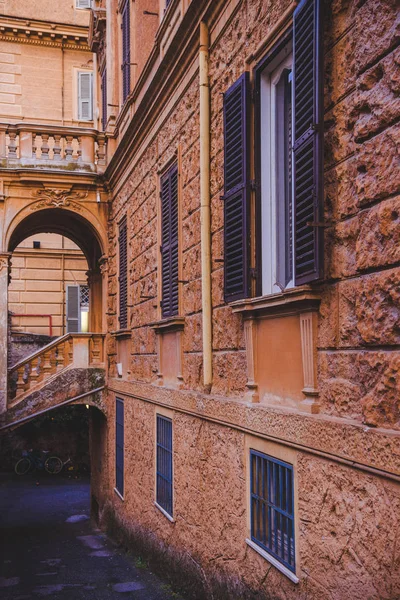 Arco y pared del antiguo edificio en Roma, Italia - foto de stock