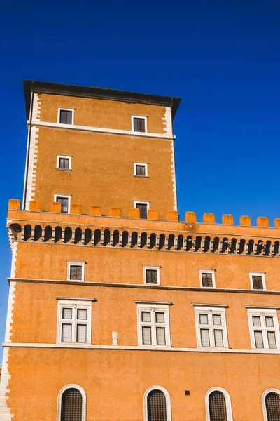 Нижній вид на помаранчевий будівлі і Синє небо в Римі, Італія — стокове фото