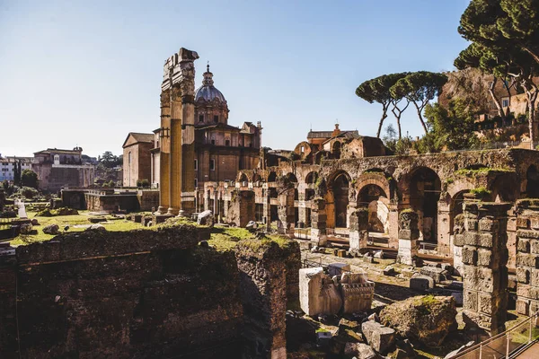 Iglesia y arco de Santa Luca Martina en las ruinas del Foro Romano en Roma, Italia - foto de stock