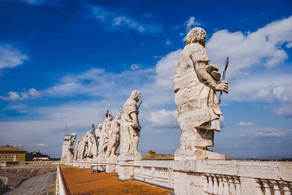 Statues au sommet de la basilique Saint-Pierre, Cité du Vatican, Italie — Photo de stock