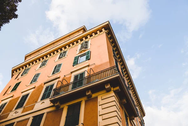 Vista inferior del edificio naranja en Roma, Italia - foto de stock