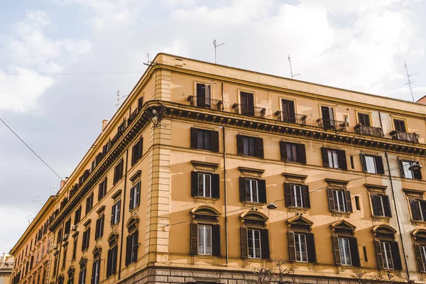 Экстерьер старого здания в Риме, Италия — стоковое фото