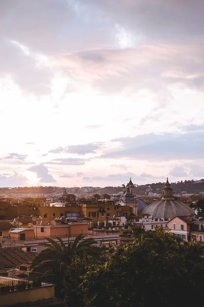 Belle vue de la ville de Rome avec des bâtiments pendant le lever du soleil, Italie — Photo de stock