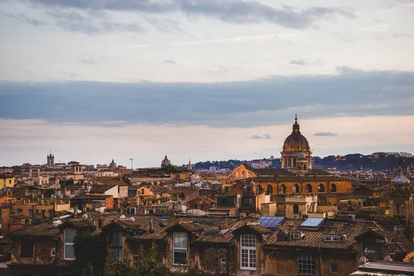 Vue sur la basilique Saint-Pierre et les bâtiments à Rome, Italie — Photo de stock