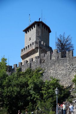 Görünüm Kulesi ve San Marino kalenin surlarının