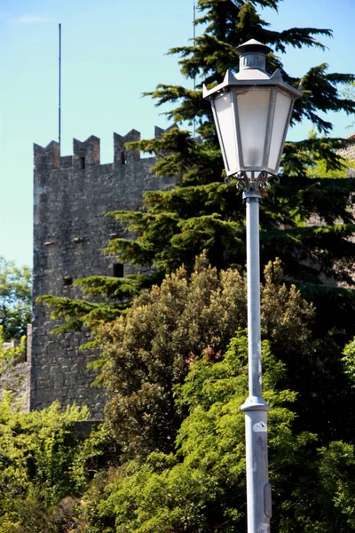 Elektrik direği ve kule San Marino Castle — Stok fotoğraf