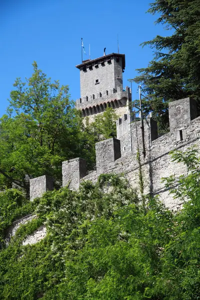 Kule ve San Marino kalenin surlarının — Stok fotoğraf