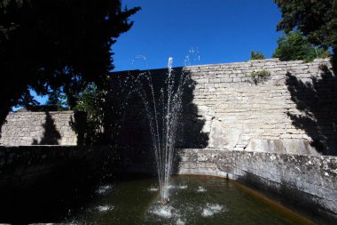 Su çeşme b