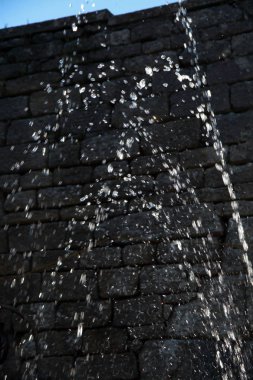 Tuğla duvar arka plan e su sıçraması