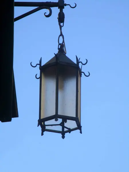 Oude smeedijzeren straat lamp een — Stockfoto