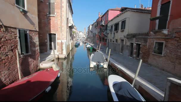 Venetië, Italië. canall met verschillende kleine verankerd boten — Stockvideo