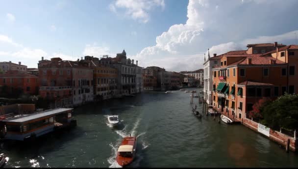 Veneza, Itália. vários barcos em movimento no canal b — Vídeo de Stock