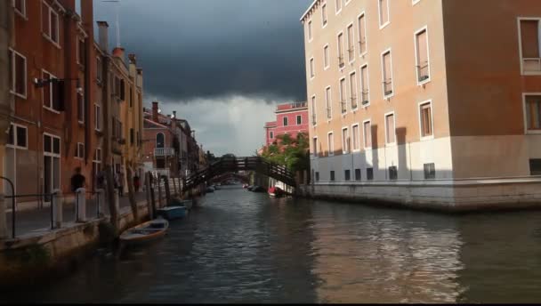 Venedig, Italien. Kanal mit verschiedenen kleinen verankerten Booten e — Stockvideo