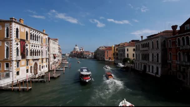 Венеция, Италия. различные лодки, движущиеся по каналу — стоковое видео