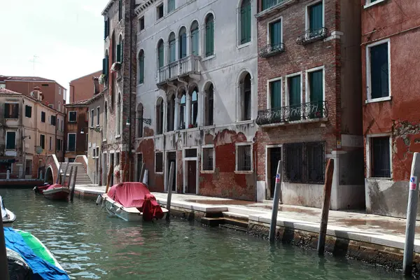 Venise, canal avec divers bateaux b — Photo