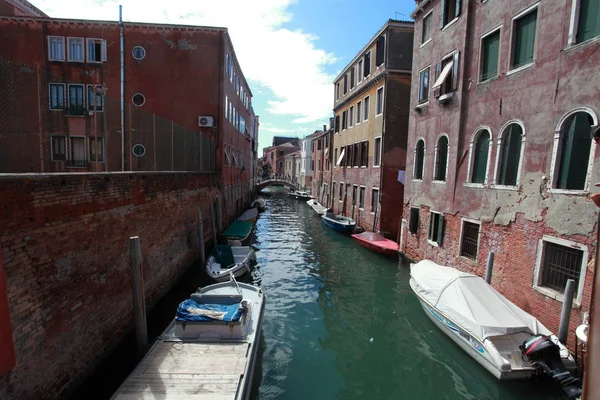 Venice, canal com vários barcos o — Fotografia de Stock