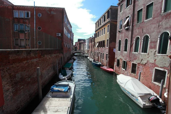 Venice, canal with various boats o — Stock Photo, Image