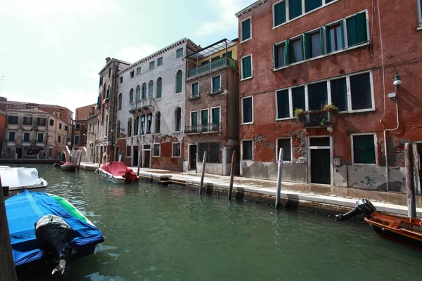 Benátky, kanál s různými čluny c — Stock fotografie