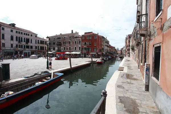 Venice, canal with various boats d — Stock Photo, Image