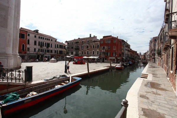 Venise, canal avec divers bateaux e — Photo