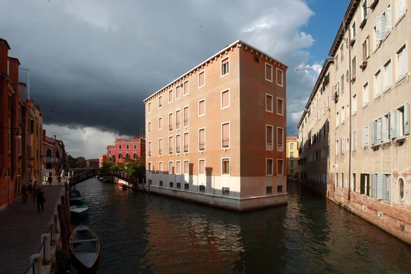 Venise, canal avec divers bateaux m — Photo