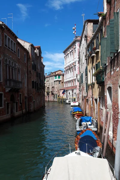 Venice, canal with various boats t — Stock Photo, Image