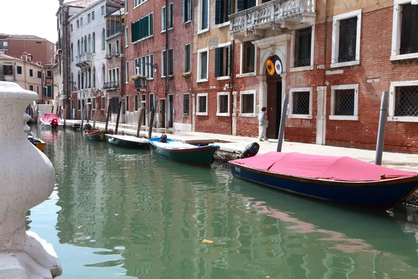 Venise, canal avec des bateaux amarrés a — Photo