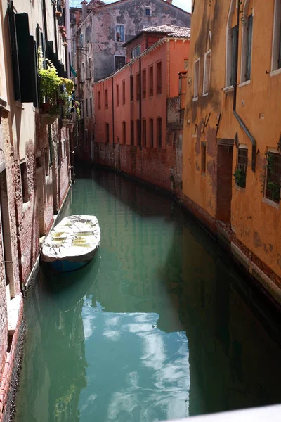 Venedig, Kanal mit verschiedenen Booten — Stockfoto