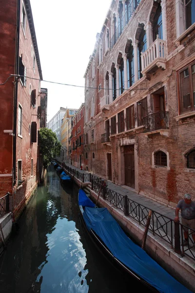 Venice, gondola moored a — Stock Photo, Image