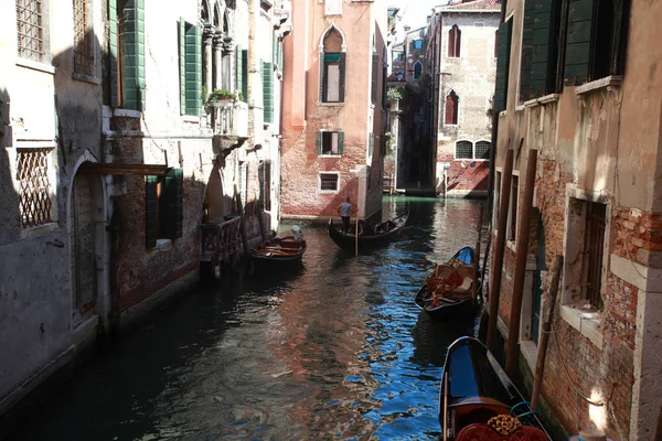 Venedig, Gondel festgemacht d — Stockfoto