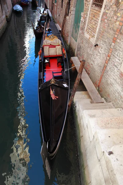Venice, gondola moored e — Stock Photo, Image