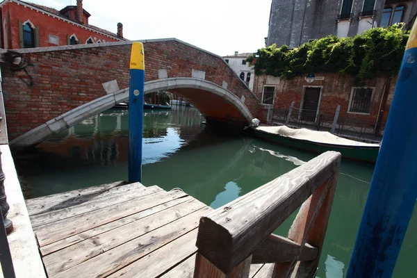 Benátky, malé pěší most b — Stock fotografie