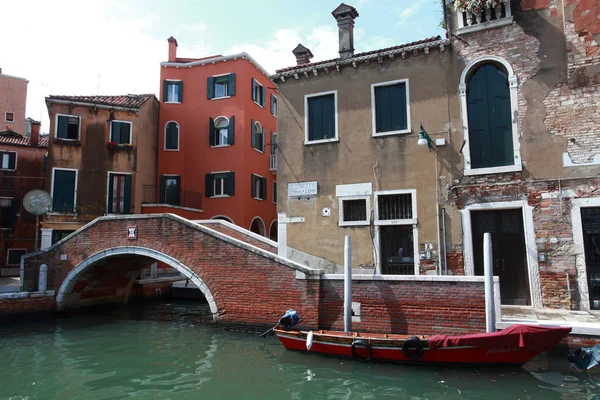 Venice, pequena ponte pedonal a — Fotografia de Stock