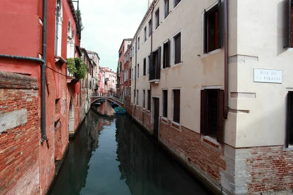 Benátky, e malé pěší most — Stock fotografie