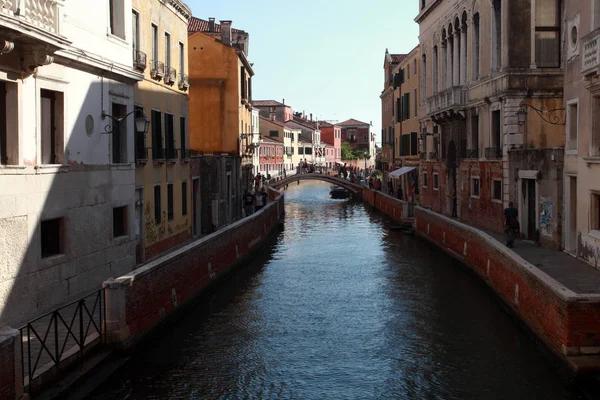 Venedig, kleine Fußgängerbrücke h — Stockfoto