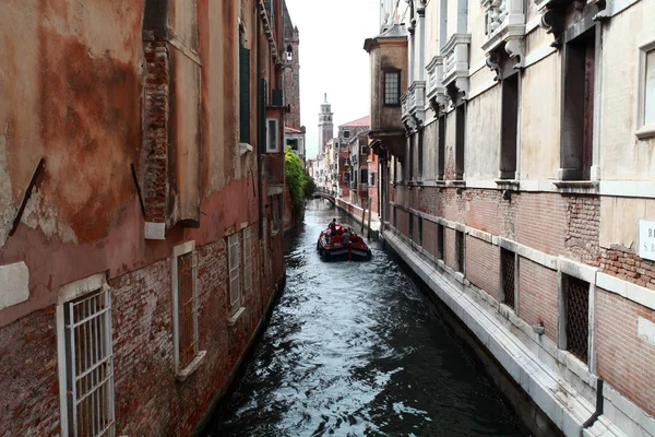 Benátky, pohybující se lodě v kanálech e — Stock fotografie
