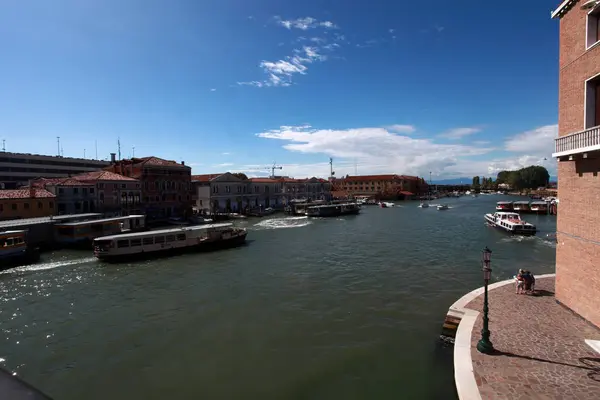 Venice barcos en movimiento en los canales p — Foto de Stock