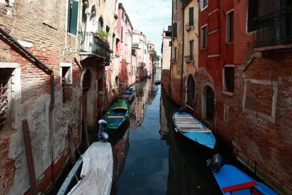 Venedig, Kanal mit verschiedenen Booten — Stockfoto