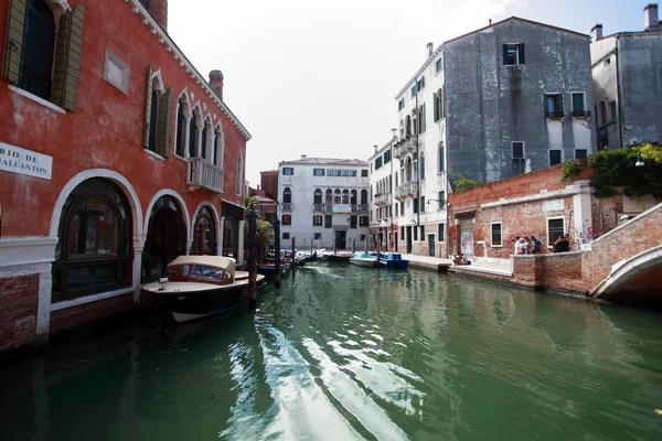 Venice, canal com vários barcos n — Fotografia de Stock