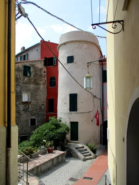 Antiguos edificios rurales en la costa de Liguria a — Foto de Stock