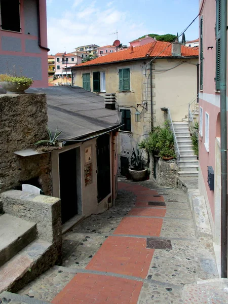 Ligurian kıyısında d üzerinde eski binalar — Stok fotoğraf