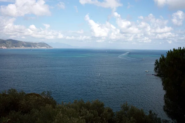 Vista superior do golfo de portovenere d Fotos De Bancos De Imagens