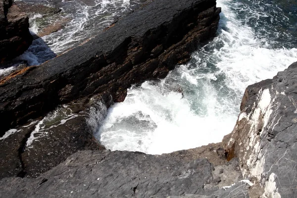 岩にうねり波、 — ストック写真