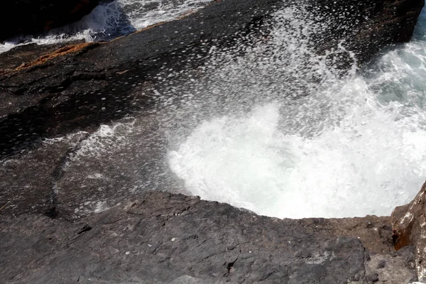 岩に私にうねり波 — ストック写真
