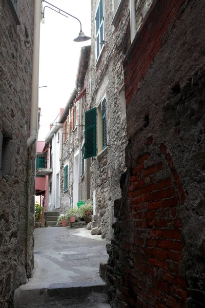 Gator och gränder i små stadsdelsområde norr Italien c — Stockfoto