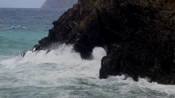 Waves crashing on the rocks d — Stock Video