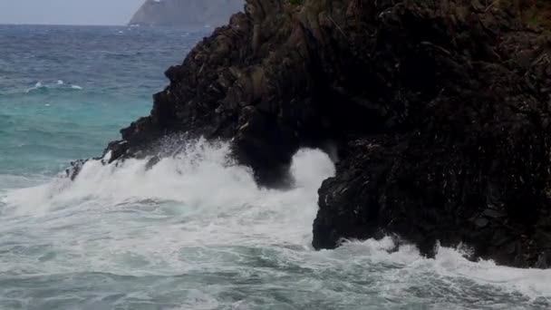 Onde che si infrangono sulle rocce d — Video Stock